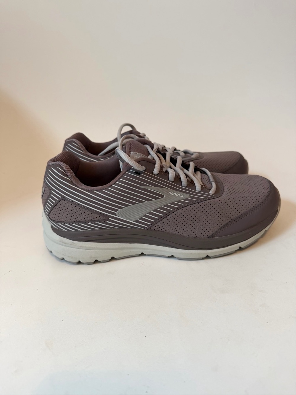 Brooks Addiction Walker Gray Suede Walking Shoes Women Size 9 (2E) EXTRA WIDE